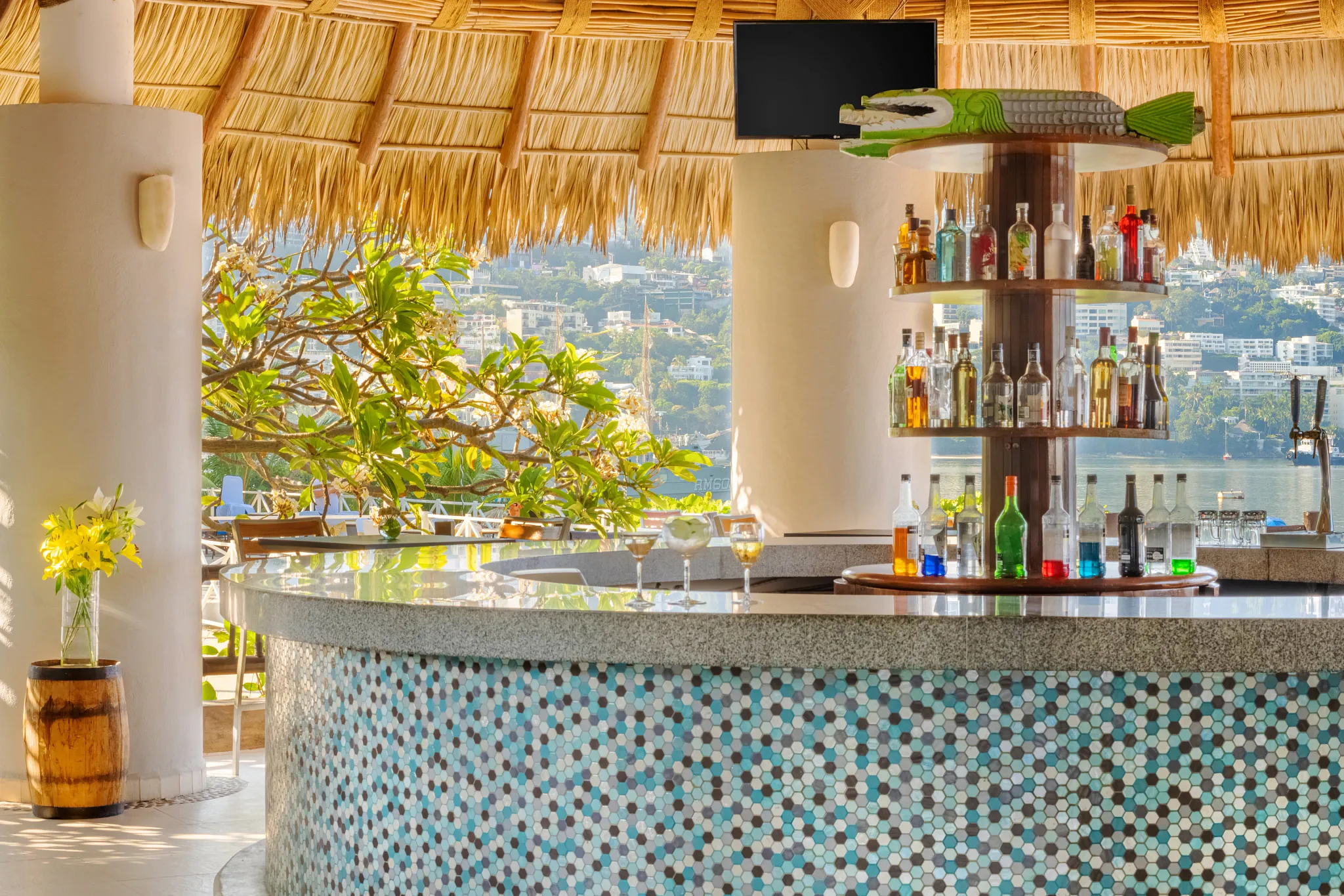 Barracuda Beachfront Bar at Dreams Acapulco Resort & Spa featuring a thatched-roof bar, ocean views, and tropical cocktails in a beach-casual setting.