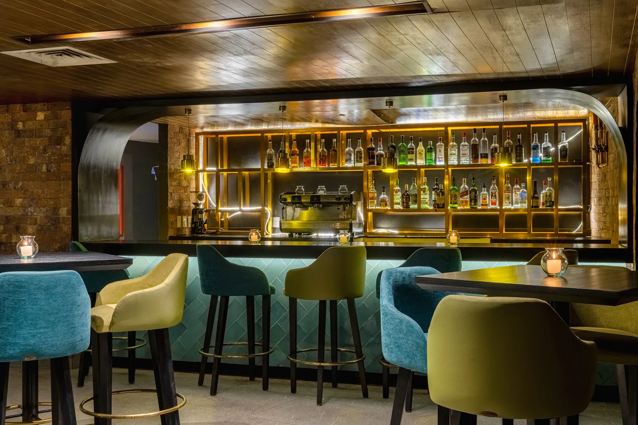 Portofino Bar at Dreams Acapulco Resort & Spa featuring an elegant Italian-inspired bar with illuminated shelves, premium spirits, and stylish lounge seating.