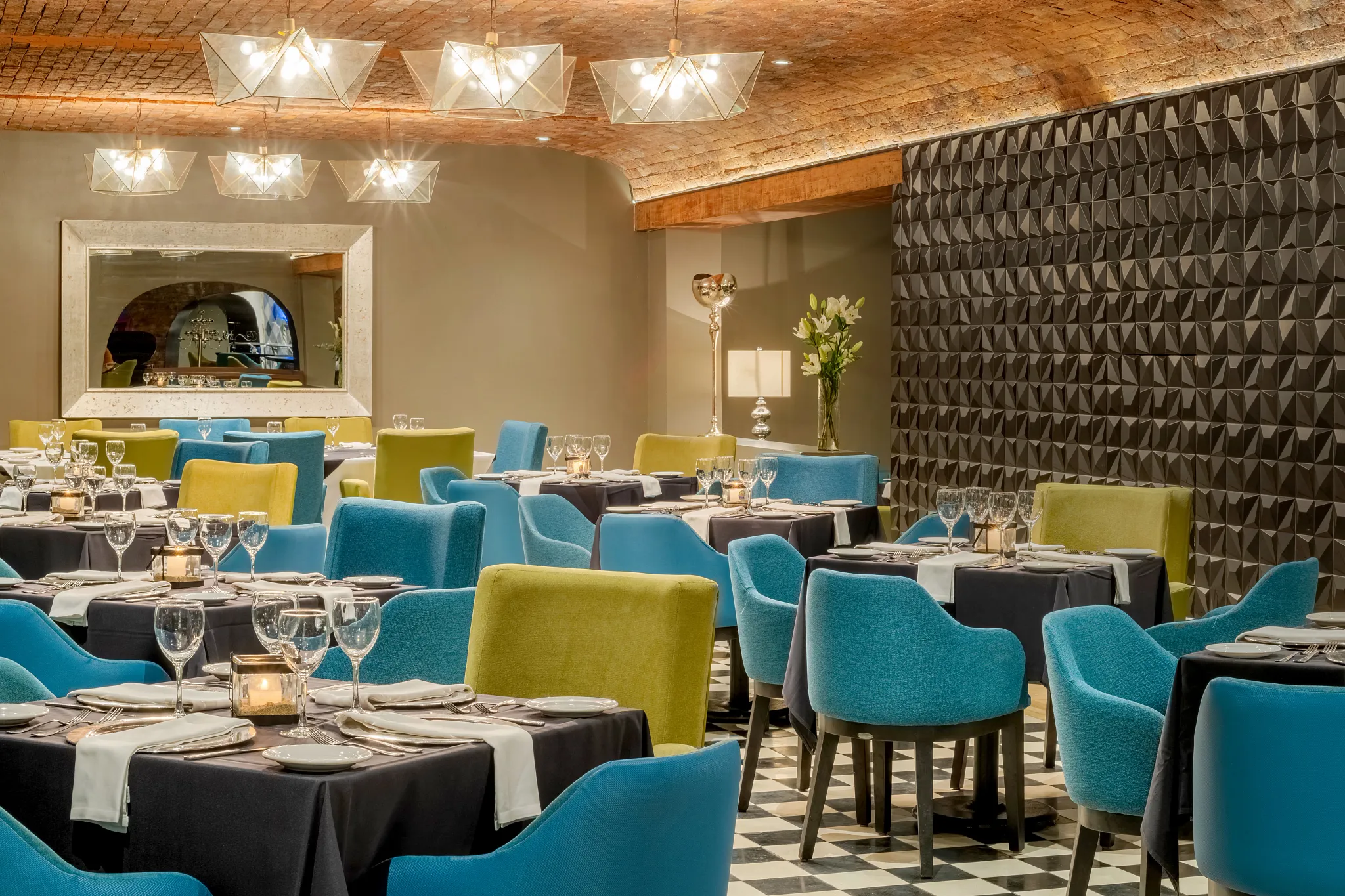 Portofino Mediterranean and Italian Restaurant at Dreams Acapulco Resort & Spa featuring elegant dining tables, modern décor, and an adults-only fine dining atmosphere.